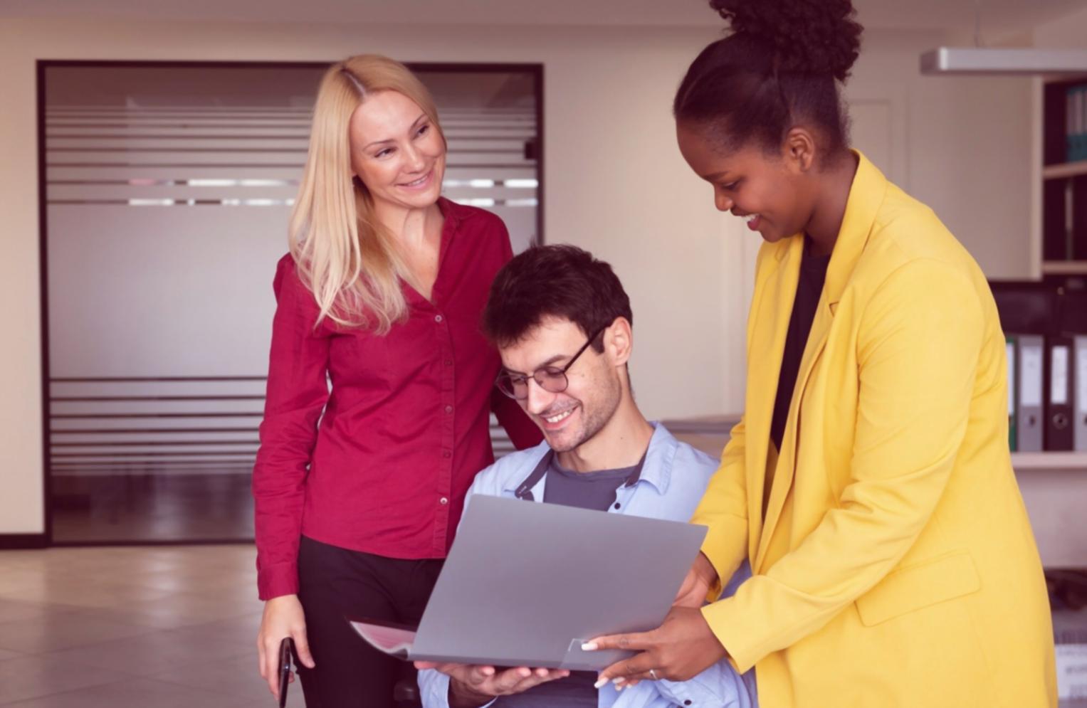Professionnel analysant des données financières sur plusieurs écrans