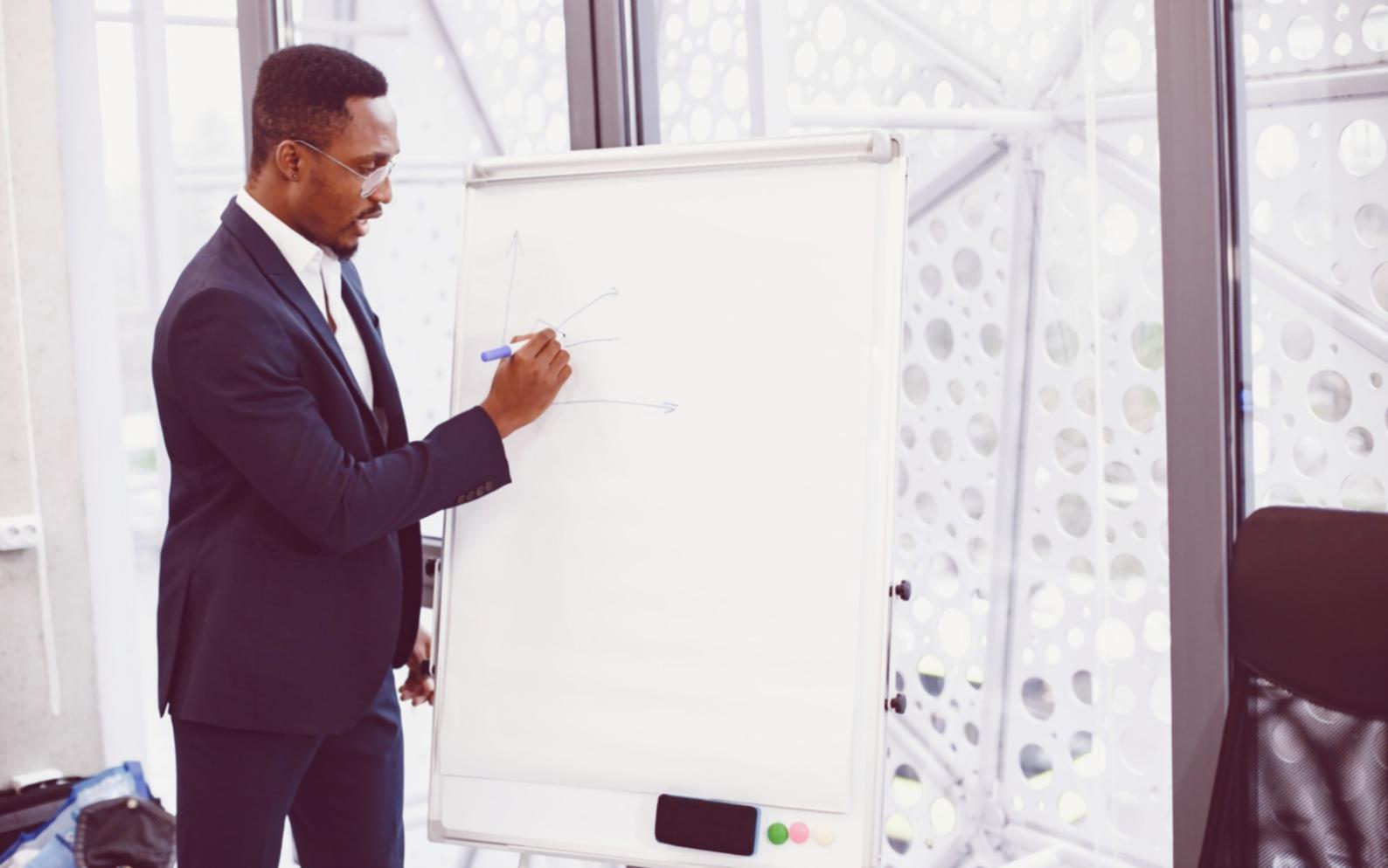 Interface de la plateforme d'analyse financière affichée sur un écran d'ordinateur professionnel